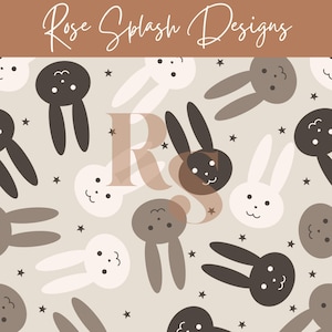 以下が含まれることがあります： ベージュの背景に、茶色、白、黒の色合いの漫画のウサギの顔と星の形が繰り返されるパターン。 画像の上部には「Rose Splash Designs」というテキストがあります。