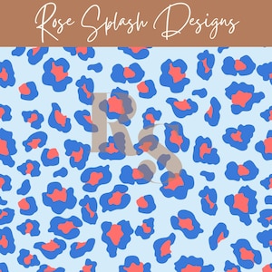 Könnte beinhalten: Ein hellblauer Hintergrund ist mit einem sich wiederholenden Muster aus blauen und korallenfarbenen Leopardenflecken bedeckt. Die Worte "Rose Splash Designs" sind kursiv am oberen Rand des Bildes geschrieben.