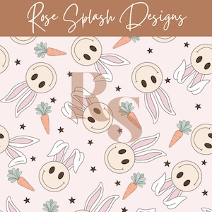 Peut inclure: Motif répétitif avec des visages de lapins souriants, des oreilles, des carottes et des étoiles sur fond rose clair. Le texte "Rose Splash Designs" est en haut. Idéal pour les produits sur le thème de Pâques.