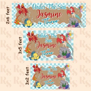 K&ouml;nnte beinhalten: Drei rechteckige Banner mit hellblauem Karomuster, einer braunen zentralen Form und Zeichentrickfiguren wie einer Meerjungfrau, einem Krebs und einem Fisch. Der Text lautet Under The Sea, Jasmine is Three. Die gezeigten Gr&ouml;&szlig;en sind 2x6, 3x5 und 3x2 Fu&szlig;.