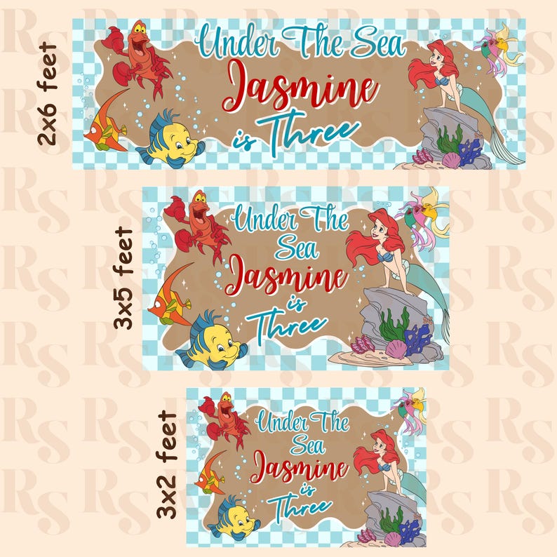 K&ouml;nnte beinhalten: Drei rechteckige Banner mit hellblauem Karomuster, einer braunen zentralen Form und Zeichentrickfiguren wie einer Meerjungfrau, einem Krebs und einem Fisch. Der Text lautet Under The Sea, Jasmine is Three. Die gezeigten Gr&ouml;&szlig;en sind 2x6, 3x5 und 3x2 Fu&szlig;.