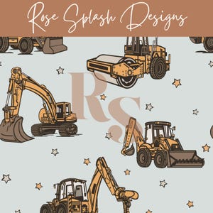 Puede incluir: Un fondo azul claro con un patrón de vehículos de construcción en tonos marrones y amarillos, incluyendo excavadoras y una apisonadora. El diseño también presenta estrellas doradas y el texto "Rose Splash Designs".
