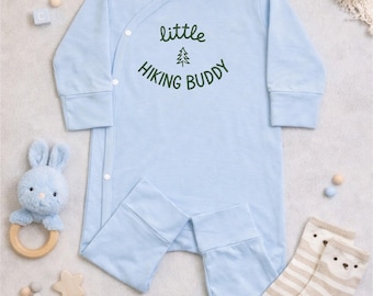 Kleine Wander Buddy Baby Body, Individuell gestickte Abenteuer Neugeborene Geschenk, Berg Natur Thema Säugling Outfit, Baby-Dusche