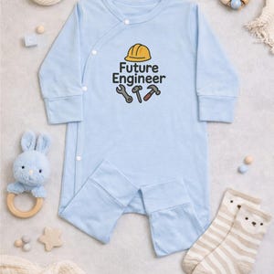 Personlig babybody med framtida ingenjör, broderade verktyg för nyfödd, byggtema babyoutfit, babyshowerpresent