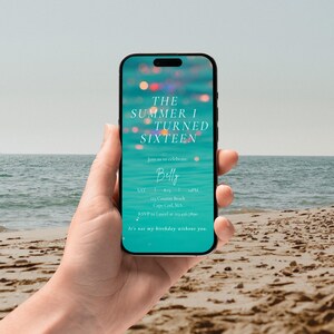 Puede incluir: Un tel&eacute;fono inteligente muestra una invitaci&oacute;n turquesa con el texto "THE SUMMER I TURNED SIXTEEN". La invitaci&oacute;n incluye detalles para una celebraci&oacute;n de cumplea&ntilde;os. El tel&eacute;fono se sostiene contra un fondo de playa y oc&eacute;ano.