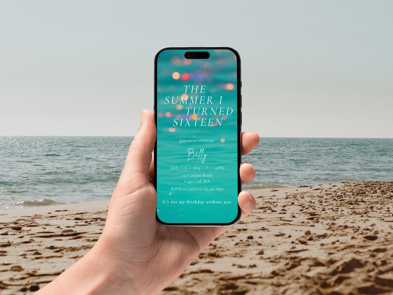 Puede incluir: Un tel&eacute;fono inteligente muestra una invitaci&oacute;n turquesa con el texto "THE SUMMER I TURNED SIXTEEN". La invitaci&oacute;n incluye detalles para una celebraci&oacute;n de cumplea&ntilde;os. El tel&eacute;fono se sostiene contra un fondo de playa y oc&eacute;ano.