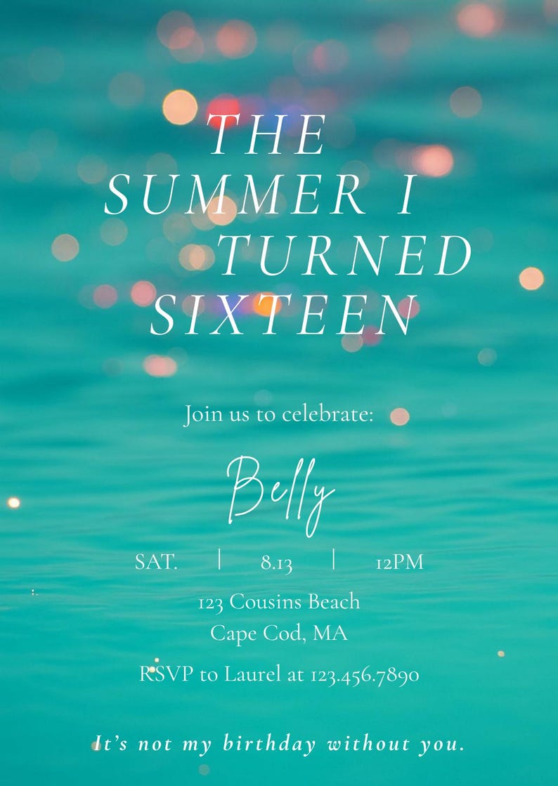 Puede incluir: Invitaci&oacute;n turquesa con texto blanco y fondo borroso. El texto dice "The Summer I Turned Sixteen" e incluye detalles del evento: fecha, hora, lugar e informaci&oacute;n de RSVP. La invitaci&oacute;n tiene un tema festivo.