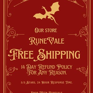 Pu&ograve; includere: Una pubblicit&agrave; rossa e oro con il testo "OUR STORE RUNE VALE FREE SHIPPING" e un'illustrazione di un drago. Il testo include anche "14 DAY REFUND POLICY FOR ANY REASON" e "SHOP WITH RUNEVALE."