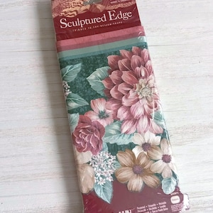 Peut inclure: Un rouleau de papier peint floral avec le texte "Sculptured Edge". Le papier peint présente de grandes fleurs roses et crème avec des feuilles vertes sur un fond vert foncé. Dimensions : 4,57 m x 20,32 cm.