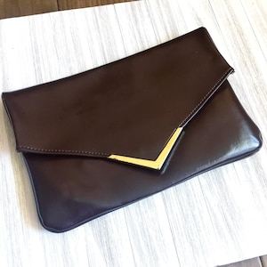 Pochette en similicuir vintage des années 1980, style enveloppe, grand sac à main marron foncé rabattable surdimensionné