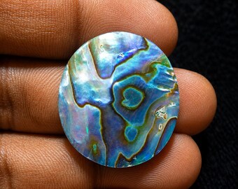 Gema de concha de abalone dupla em formato de gota oval iridescente nas cores azul, verde e roxa. 27x25x5mm