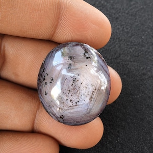 Grande cabochon di rubino stellato, pietra preziosa naturale, ideale per ciondolo o collana. 25x22x12 mm