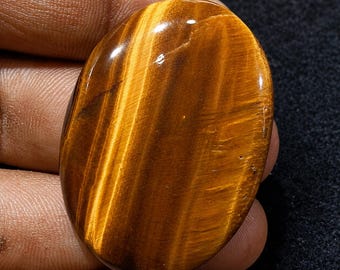 Cabochão oval de olho de tigre dourado natural, gema com efeito chatoyant (42x30x6mm)