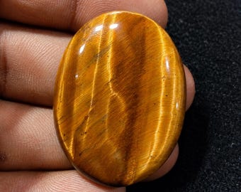 Cabochão oval de olho de tigre dourado natural, gema com efeito chatoyant (38x29x5mm)