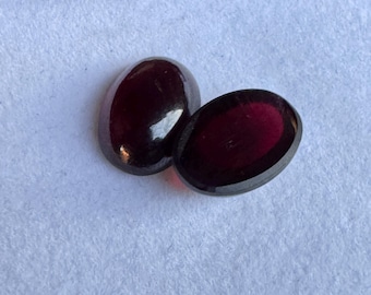 Cabochão oval de granada natural, gema polida feita à mão, ideal para presente.
