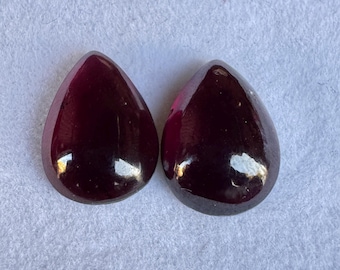 Conjunto de dois cabochões de granada AAA em formato de pera, pedras preciosas soltas combinando para brincos/pingente.
