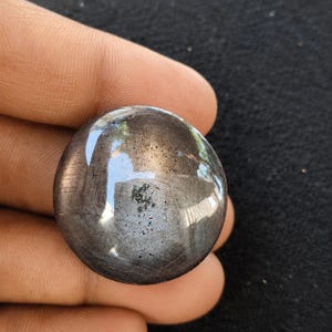 Grande cabochon rotondo di rubino stellato naturale, ideale per gioielli o anelli. 27x27x15 mm