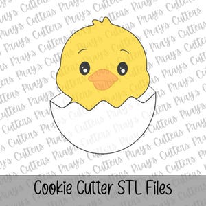 Può includere: Tagliapasta a forma di pulcino giallo che esce da un guscio d'uovo bianco. Il pulcino ha occhi neri e un becco arancione. Il testo "Cookie Cutter STL Files" è in basso. Ideale per la pasticceria pasquale.