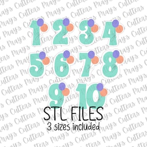 Op de afbeelding: Een set teal-gekleurde koekjessnijders in de vorm van cijfers, elk versierd met twee ballonnen. De cijfers 1 tot en met 10 worden weergegeven, met de tekst "STL FILES" en "3 sizes included" eronder. Ideaal voor verjaardagen.