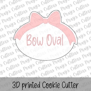 Puede incluir: Un cortador de galletas impreso en 3D con forma de lazo rosa sobre un óvalo. El texto "Bow Oval" está escrito en rosa dentro del óvalo. El texto "3D printed Cookie Cutter" está en la parte inferior.