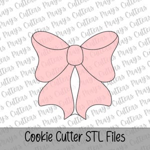Op de afbeelding: Een roze strikvormige koekjessnijder. De snijder heeft een gedetailleerde omtrek, met de tekst "Cookie Cutter STL Files" onderaan. Ideaal voor het maken van strikvormige koekjes of fondantdecoraties.