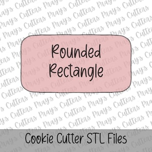 Può includere: Un tagliabiscotti rettangolare arrotondato rosa chiaro con le parole "Rounded Rectangle" in nero. Il testo "Cookie Cutter STL Files" è nella parte inferiore dell'immagine.