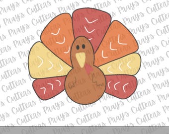 Puede incluir: Un cortador de galletas impreso en 3D con forma de pavo, con cuerpo marrón, pico amarillo y una cola en abanico con plumas en tonos alternos de naranja, rojo y amarillo. Cada pluma presenta un pequeño detalle blanco en forma de V.