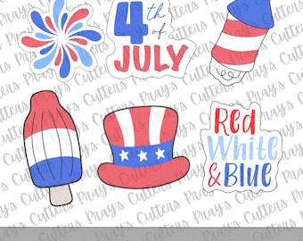 Può includere: Una collezione di formine per biscotti stampate in 3D in rosso, bianco e blu, con disegni patriottici come fuochi d'artificio, un razzo, un ghiacciolo, un cappello a cilindro e testo "4th of July".
