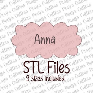 以下が含まれることがあります： 中央に「Anna」という名前が入ったピンク色の雲の形をしたデザイン。その下に「STL Files」という文字が表示され、その下に「9 sizes included」と書かれています。デジタルファイルのデザインです。