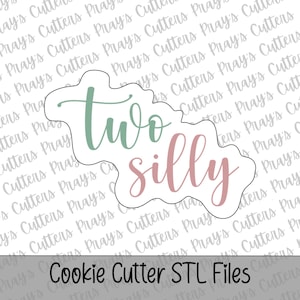 Può includere: Un tagliapasta a forma di nuvola con le parole "two silly" in corsivo. La parola "two" è verde e "silly" è rosa. Il testo "Cookie Cutter STL Files" è in basso.