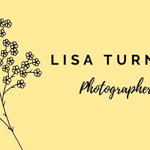 Könnte beinhalten: Eine Visitenkarte mit hellgelbem Hintergrund. Die Karte zeigt den Namen "LISA TURNER" in schwarzer, serifenloser Schrift und das Wort "Fotograf" in Schreibschrift. Links befindet sich eine schwarze Blumenillustration.