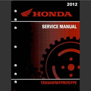 Puede incluir: Manual de servicio Honda negro y rojo de 2012. La portada presenta el logotipo de Honda, las palabras "SERVICE MANUAL" y un engranaje. Los números de modelo TRX500FM/FPM/FE/FPE se enumeran en la parte inferior.