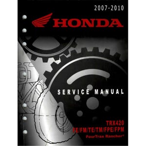 Puede incluir: Manual de servicio en blanco y negro para modelos Honda TRX420 de 2007-2010. La portada presenta el logotipo de Honda en rojo, engranajes y el texto "SERVICE MANUAL". Los números de modelo se enumeran en la parte inferior.