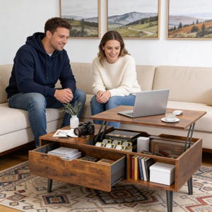 Puede incluir: Mesa de centro elevable de madera oscura con cajones y compartimentos de almacenamiento. La mesa tiene patas de metal negro y se muestra con un portátil, una cámara, libros y objetos decorativos. La mesa mide aproximadamente 100 cm de largo.