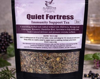 Könnte beinhalten: Schwarzer Beutel mit "Quiet Fortress Immunity Support Tea" von Alabaster Herbs and Apothecary. Das Etikett enthält Informationen über die Zutaten und die Anwendung des Tees. Der Beutel enthält eine Kräutermischung.