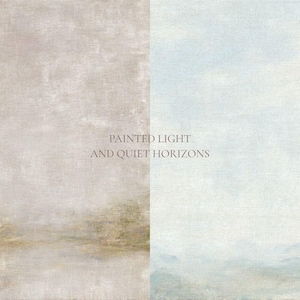 K&ouml;nnte beinhalten: Ein digitales Kunstwerk in zwei H&auml;lften mit einer texturierten, beigen und goldenen Landschaft auf der linken Seite und einem blassblauen und wei&szlig;en Horizont auf der rechten Seite. Der zentrierte Text lautet: PAINTED LIGHT AND QUIET HORIZONS.