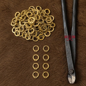 Losse ringen van messing maliënkleding met bolvormige klinknagels, 6–9 mm plat maliënkledingstuk