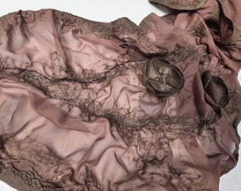 Scialle fatto a mano in lana merino e chiffon infeltrito Nuno: sciarpa marrone chiaro con fiori in feltro