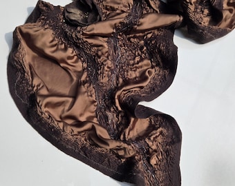Scialle fatto a mano in lana merino e raso infeltrito Nuno: sciarpa marrone con fiori in feltro