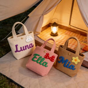 Puede incluir: Un juego de tres tazas de cerámica con un acabado mate moteado. Las tazas son en tonos crema, gris claro y gris oscuro. Cada taza tiene un diseño simple y minimalista y un asa redondeada.