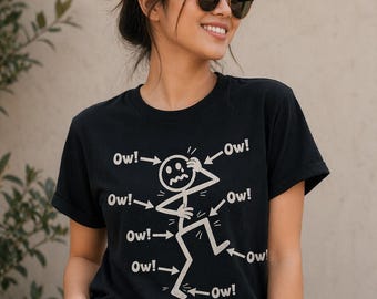 Camiseta con figura de palo de dolor: Gráfico humorístico de meme "Ow", camiseta minimalista con broma sarcástica.