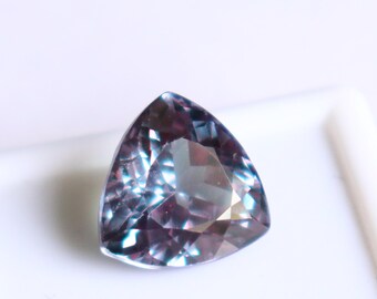 Gema alejandrita de 13 quilates: corte trillón natural, cambia de color