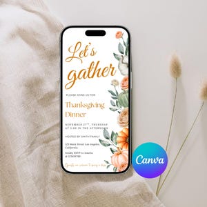 Op de afbeelding: Een smartphone toont een uitnodiging voor een Thanksgiving-diner. Het ontwerp bevat de woorden "Let's gather" in sierlijk schrift, met bloemen- en pompoenillustraties. De uitnodiging bevat de datum, tijd en locatie van het diner.