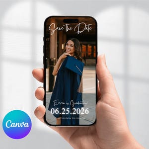 Może przedstawiać: Smartfon wyświetla ogłoszenie o ukończeniu studiów. Ekran pokazuje kobietę w granatowej szacie i czapce absolwenta. Tekst brzmi "Save the Date", "Emma is Graduating! 06.25.2026" i "Invitation to Follow". Widoczne jest logo Canva.