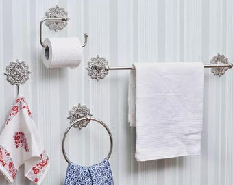 Juego de herrajes para baño con acabado plateado / Accesorios bohemios de aluminio