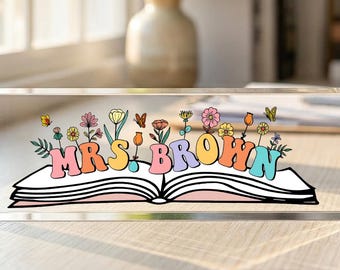 Spersonalizowana tabliczka z imieniem na biurko nauczyciela, kwiatowy napis w formie książki, prezent z okazji podziękowania dla nauczyciela, dekoracja sali lekcyjnej na powrót do szkoły