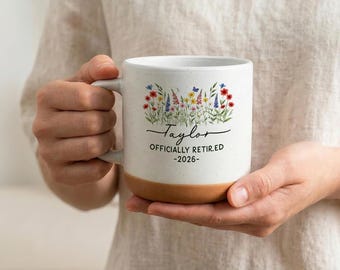 Personlig blommugg för kaffe, personlig pensionsmugg, pensionspresent till kvinna, officiellt pensionerad kopp för henne, pensionering 2026
