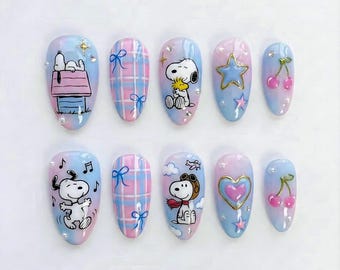 Uñas postizas de Snoopy pastel / Uñas kawaii en azul y rosa / Uñas almendradas con dibujos animados / Uñas postizas hechas a mano / Uñas de Snoopy
