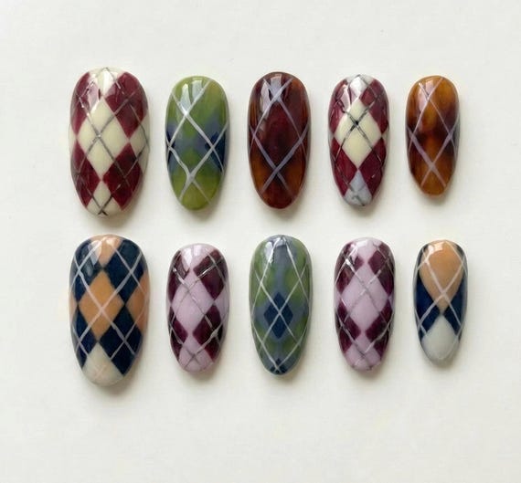 20 Fall Nail Ideas With Leaves, Plaid and Cozy Colors 15 Preppy Argyle