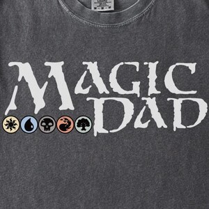 MTG Magic Dad-tröja, Fars dag Magic The Gathering-tröja, presentidé för kortspelsälskare, nördfödelsedagslångärmad, Magic Land bild 2